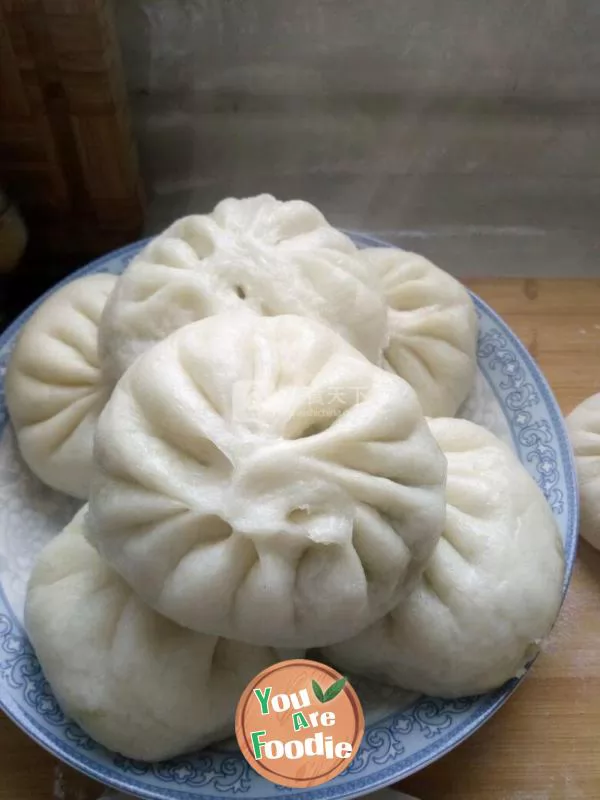 Steamed stuffed bun with cabbage and egg