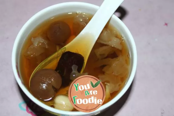 Longan lotus seed Tremella Lily soup