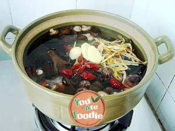 Golden needle and fungus bone soup