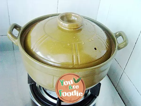 Golden needle and fungus bone soup