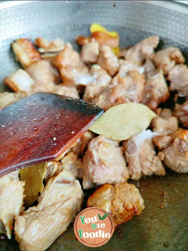 Braised pork ribs in brown sauce