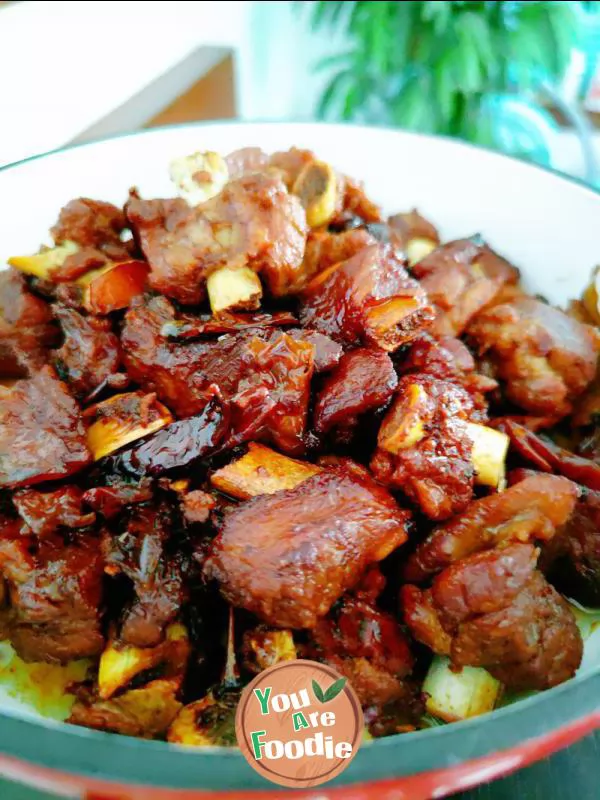 Braised pork ribs in brown sauce