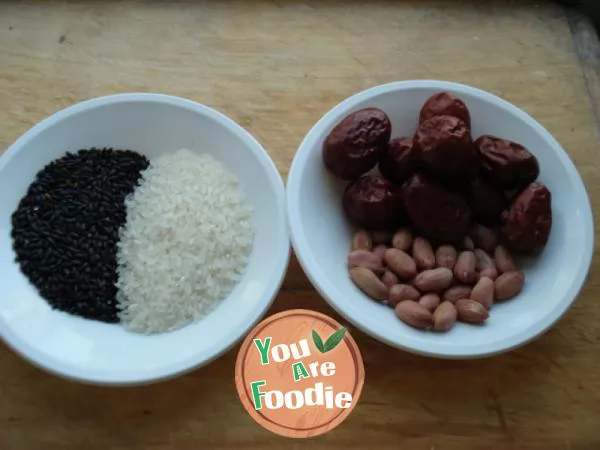 Blood enriching black rice and red jujube porridge