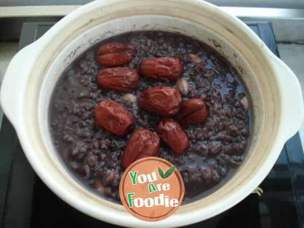 Blood enriching black rice and red jujube porridge