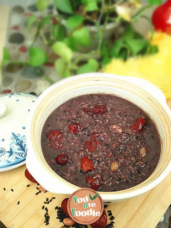 Blood enriching black rice and red jujube porridge