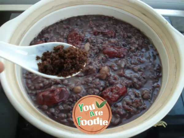 Blood enriching black rice and red jujube porridge