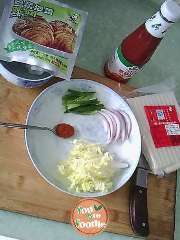 Fried rice cake with spicy cabbage