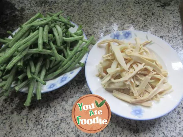 Braised cowpea with bamboo shoots