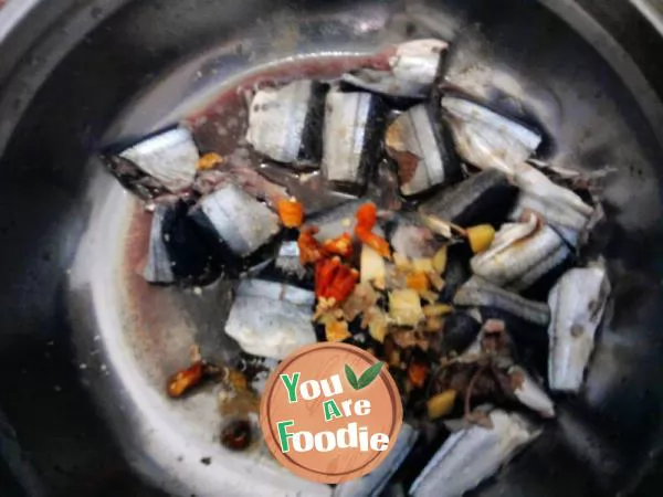 [fried saury with Laoganma]
