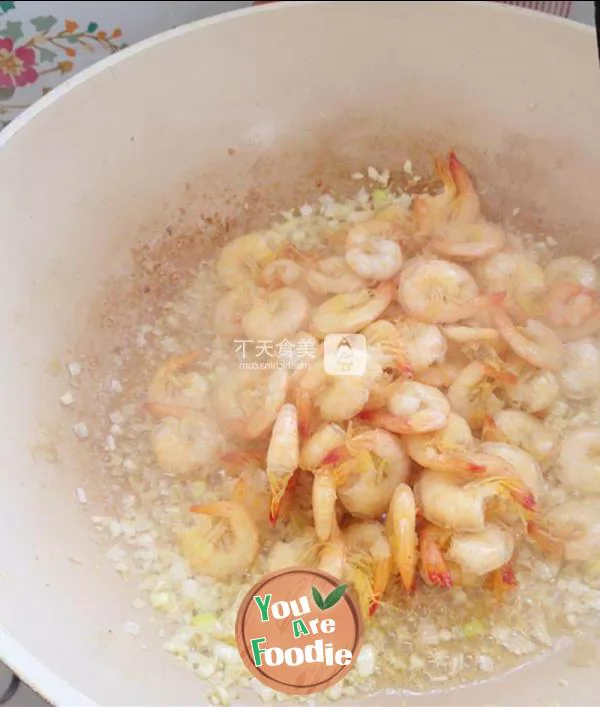 Fried shrimp with garlic