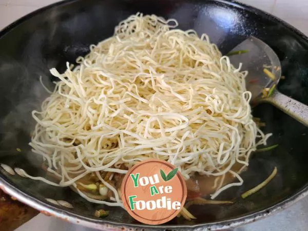 Braised Noodles with Pork Slices and Soybean Sprouts