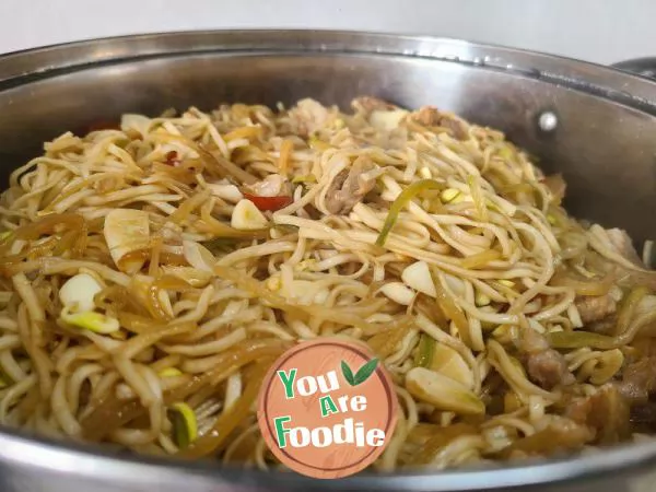 Braised Noodles with Pork Slices and Soybean Sprouts