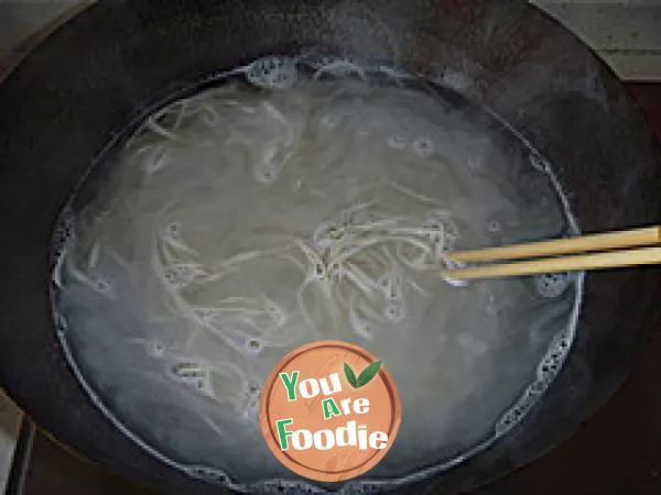 Boiled noodles with shredded pork and green vegetables