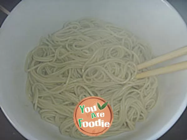 Boiled noodles with shredded pork and green vegetables