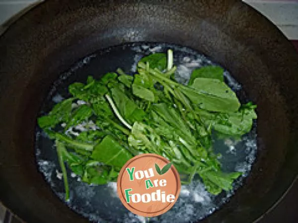 Boiled noodles with shredded pork and green vegetables