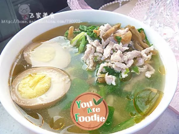 Boiled noodles with shredded pork and green vegetables