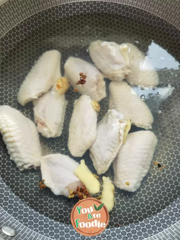 Baked chicken wings with salt