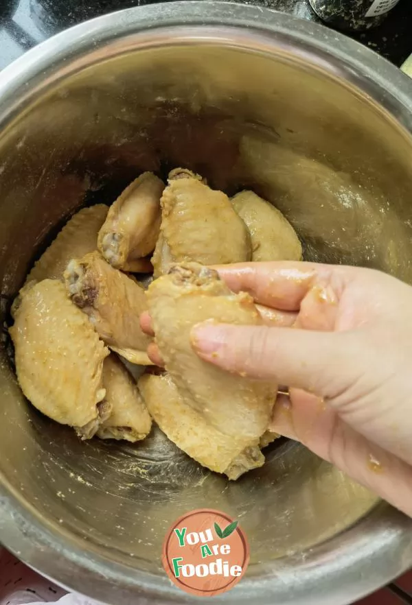 Baked chicken wings with salt