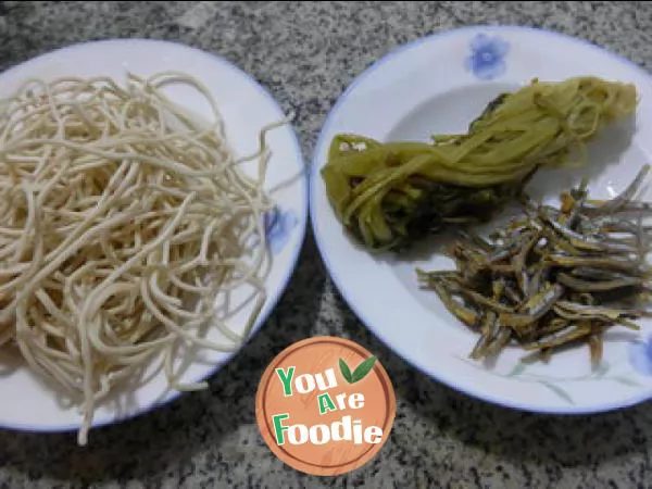 Noodle soup with sea snails and snow vegetables