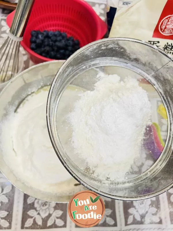 Super simple and easy to make blueberry muffin cake