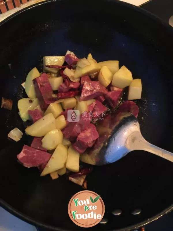 Stewed noodles with potato and beef