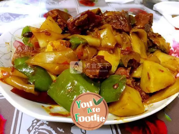 Stewed noodles with potato and beef