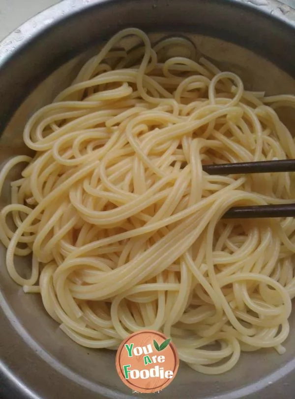 Fried spaghetti with double intestines and olive