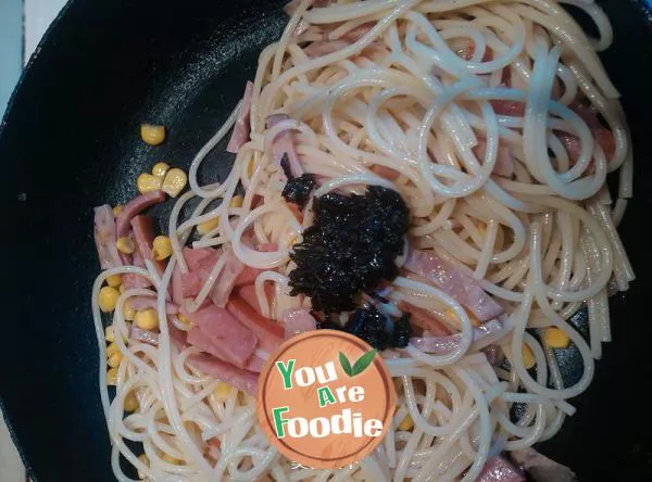 Fried spaghetti with double intestines and olive