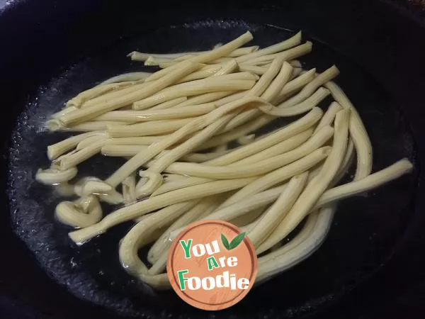 Cumin colored vegetable hollow noodles