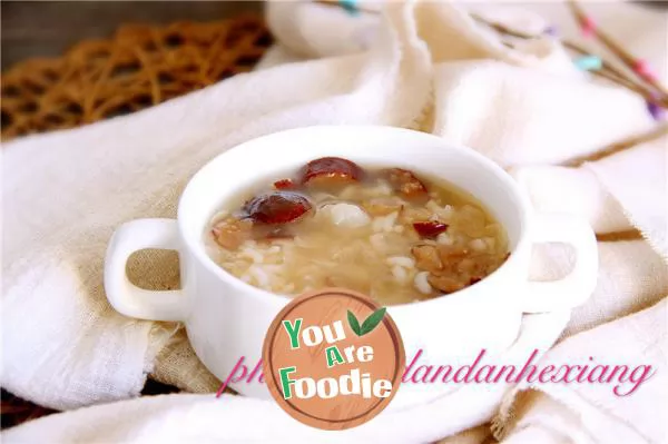 Lily,-tremella-and-jujube-porridge