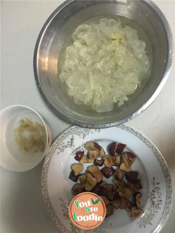 Lily, tremella and jujube porridge