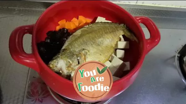 Stewed tofu with fish in casserole