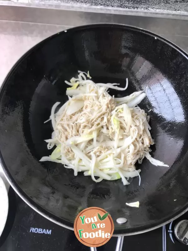 Fried Flammulina velutipes with baby cabbage