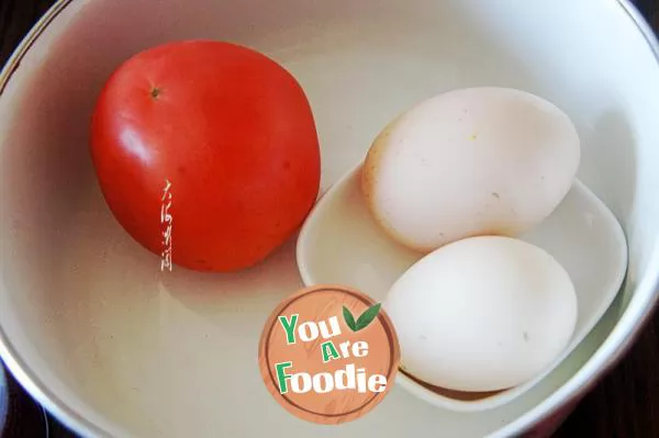 Fried egg with spicy tomato