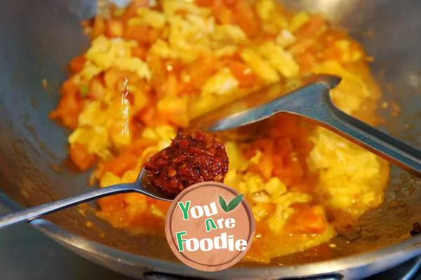 Fried egg with spicy tomato
