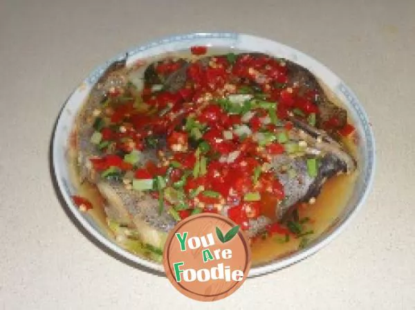 Fish head with chopped pepper