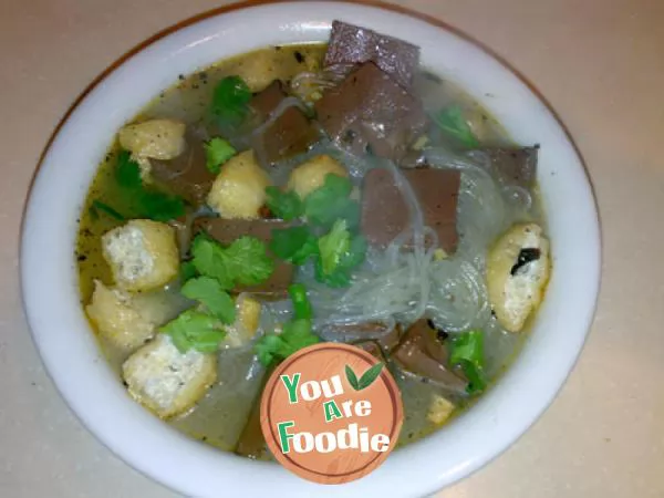 Duck-blood-and-bean-starchy-vermicelli-soup