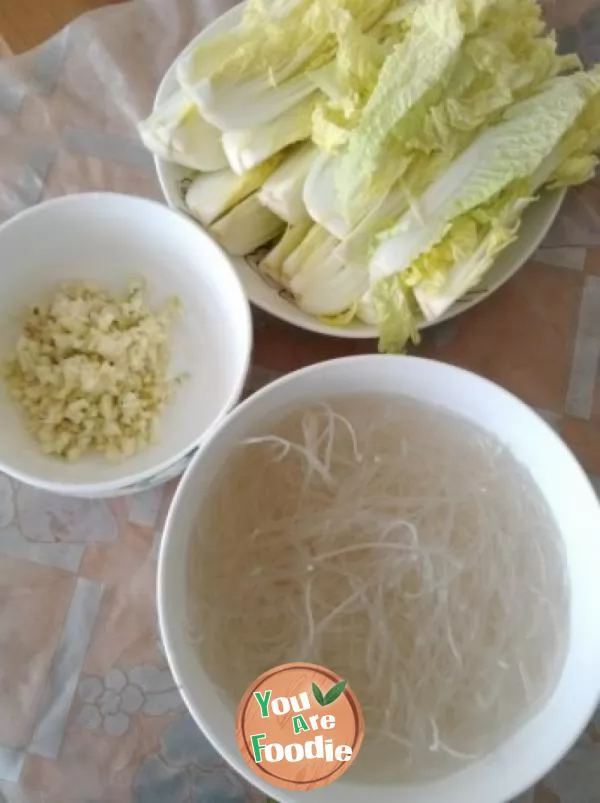 Baby dish with minced garlic and vermicelli - seafood flavor made from cabbage