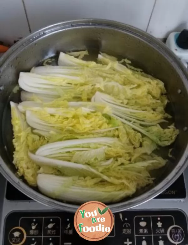 Baby dish with minced garlic and vermicelli - seafood flavor made from cabbage