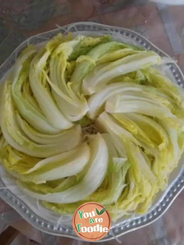 Baby dish with minced garlic and vermicelli - seafood flavor made from cabbage