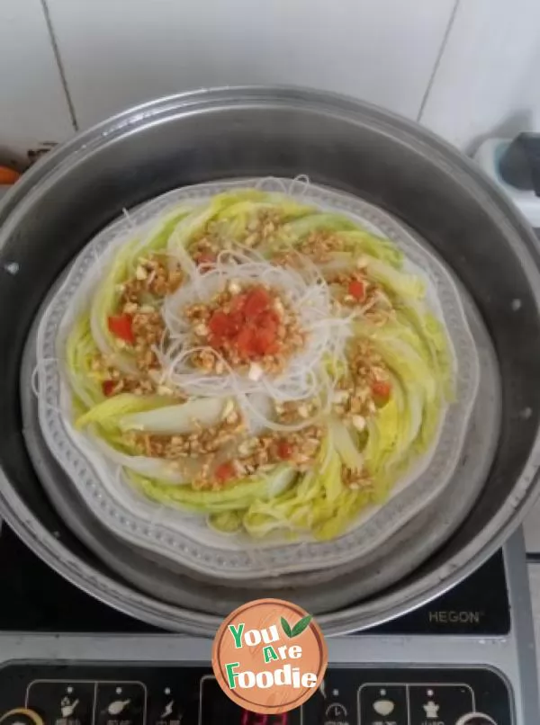 Baby dish with minced garlic and vermicelli - seafood flavor made from cabbage