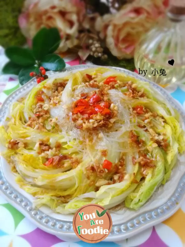 Baby dish with minced garlic and vermicelli - seafood flavor made from cabbage