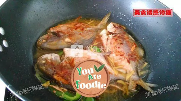 Braised pomfret in brown sauce