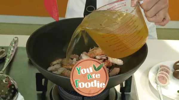 Boiled spaghetti with seafood