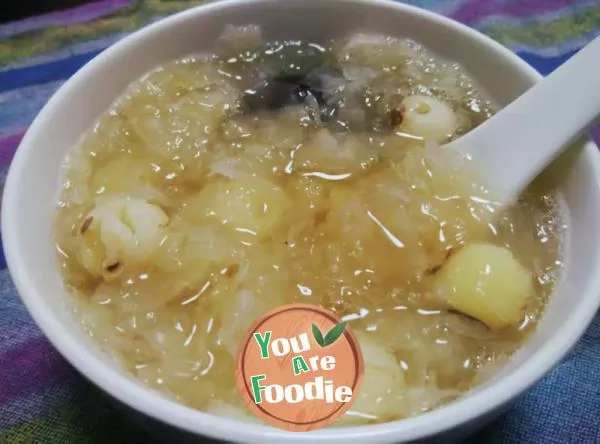 Rock sugar tremella lotus seed soup