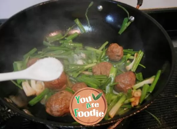 Fried lion head with green garlic