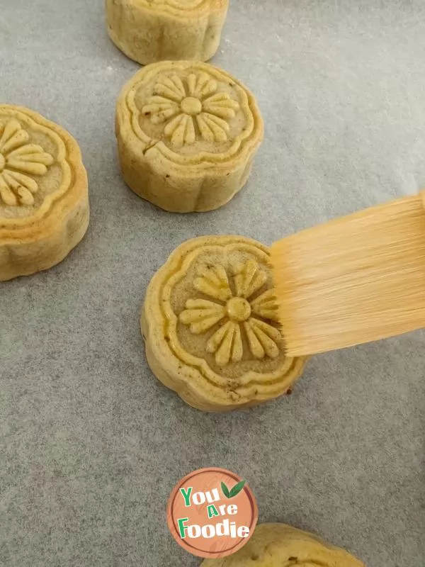 Cantonese style mung bean powder osmanthus mooncake