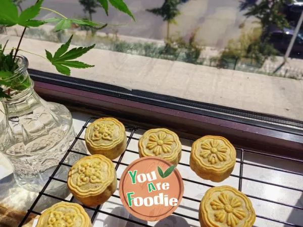 Cantonese style mung bean powder osmanthus mooncake