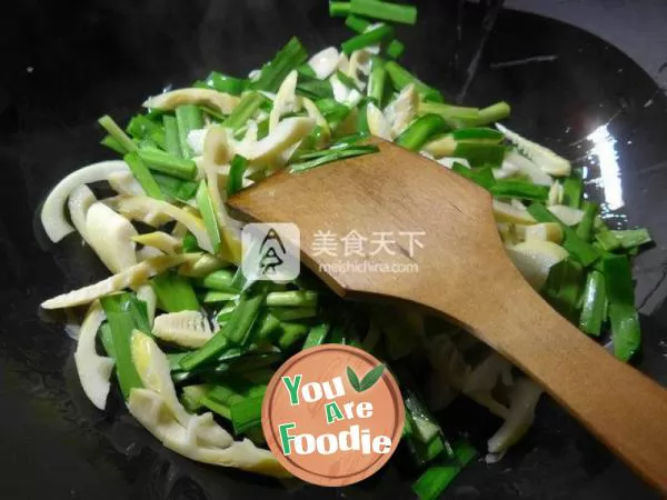 Fried bamboo shoots with leeks