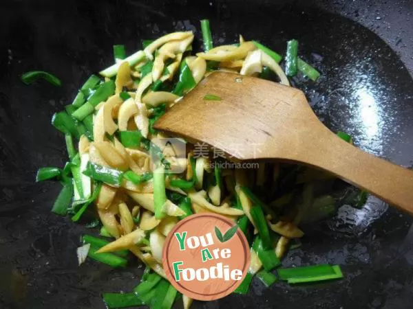 Fried bamboo shoots with leeks